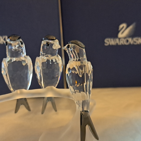 Pristine Swarovski birds swallow on a branch w box, outer box, and COA - Picture 5 of 8